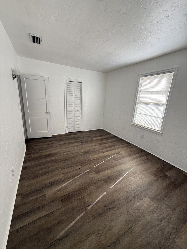 Building Photo - 656 NE Lake Dr