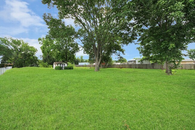 Building Photo - 535 Pampa St