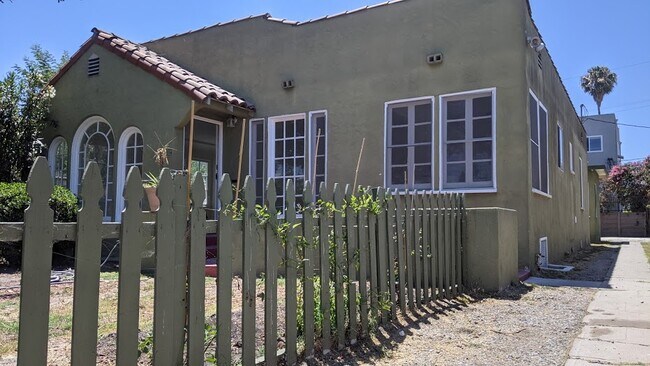 Building Photo - 2213 Carmona Ave