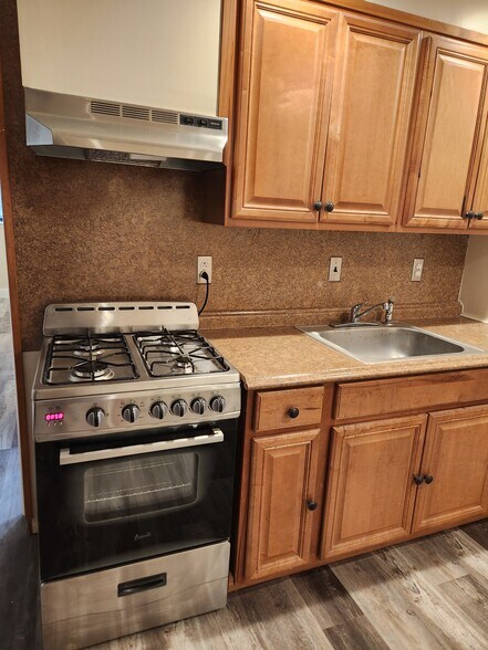 Kitchen Cabs/SS Range/Stove - 929 Federal St