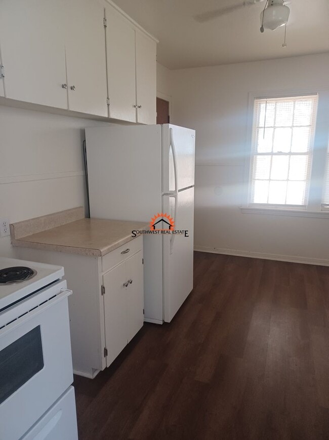 Building Photo - Cute 2 bedroom 1 bathroom home.