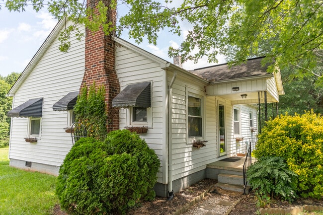 Primary Photo - 303 Oakland Ave