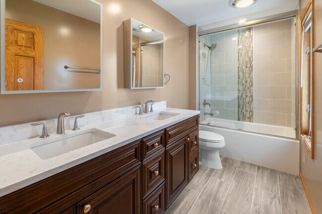 Building Photo - 2208 Crystal Cir