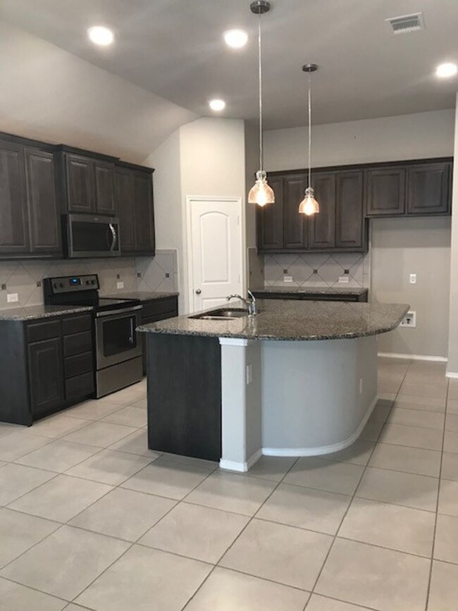 Building Photo - 3/2/2 Heights of Weatherford Estates