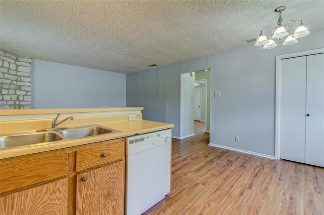 Building Photo - 400 Hedgewood Dr