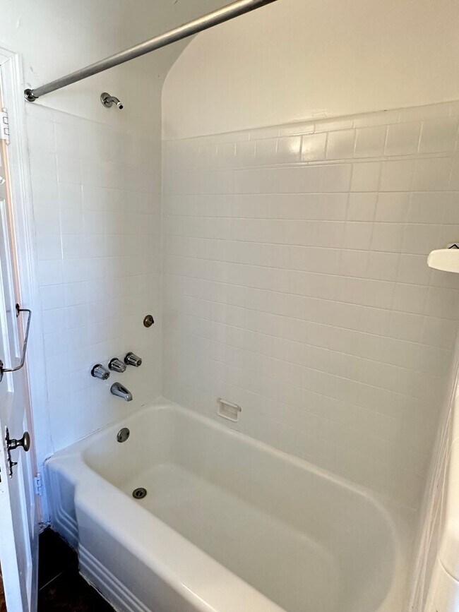 Building Photo - 2800 Woodpipe Ln