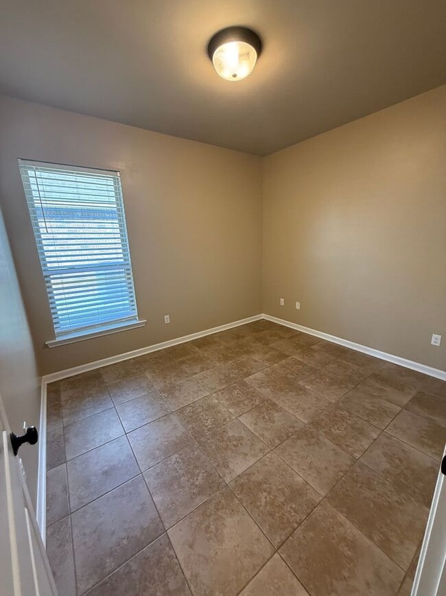 Building Photo - New Lake Front Home in Magnolia Lakes off Burbank Near Staring