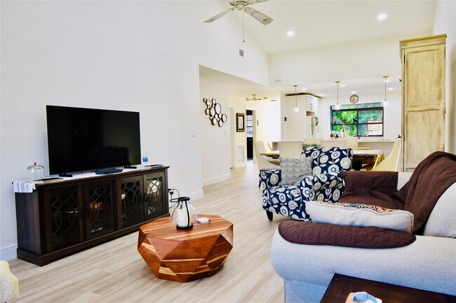 Building Photo - 7917 La Mirada Dr