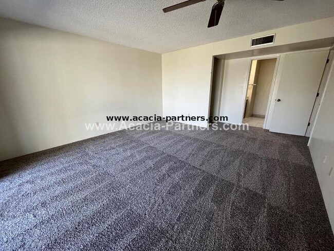 Building Photo - Eastside Townhome