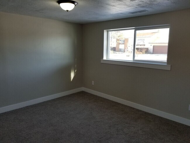Building Photo - Spacious 5-Bedroom Magna Home with Deck and Ample Parking