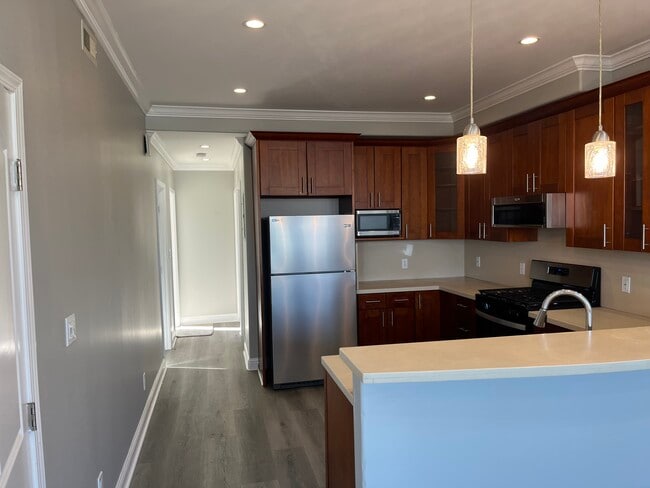 Building Photo - 337 Lakeview Ave