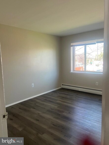 Building Photo - 2330 Glendale Terrace