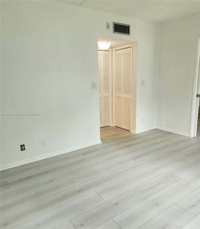 Building Photo - 545 Oaks Ln