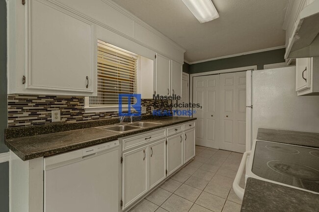 Building Photo - 5 Bedroom/2 Bath Home in Bellegrove Subdiv...
