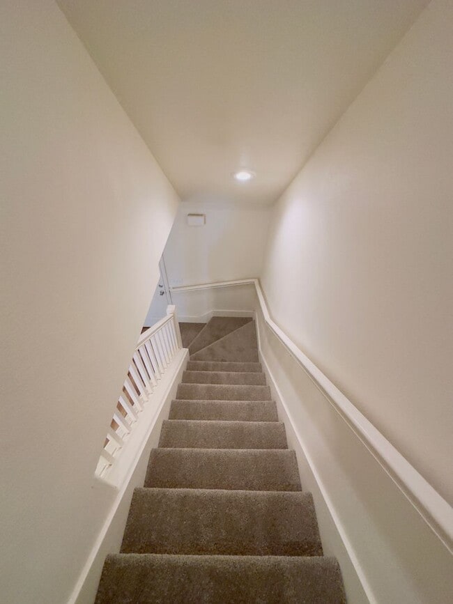 Building Photo - 3 Bedroom 2 1/2 Bath 3 garage