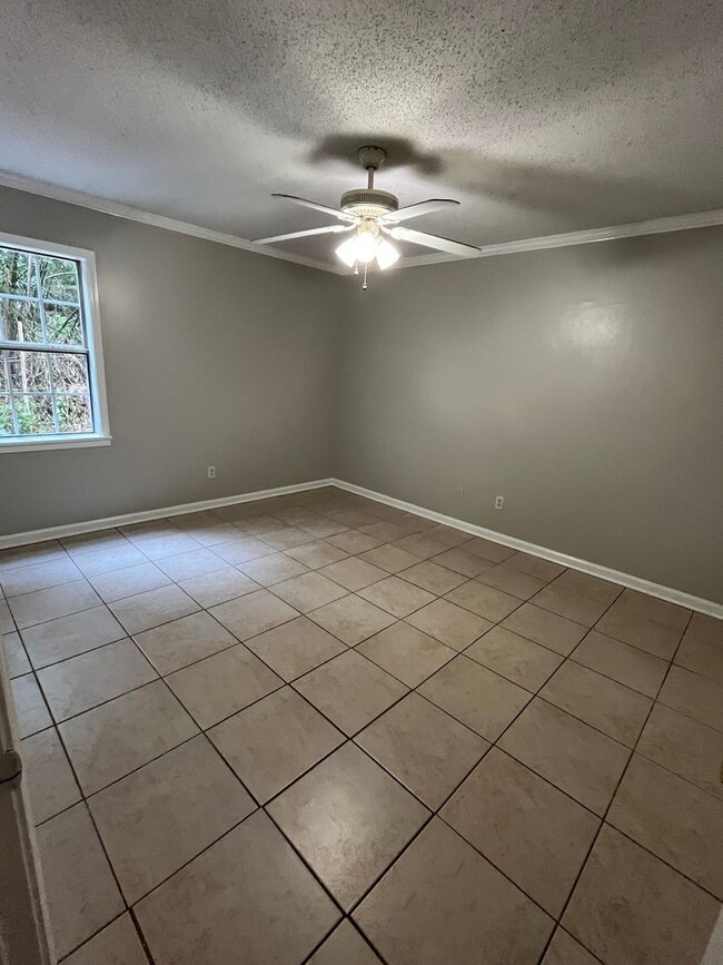 Building Photo - 2 Bed 1 Bath Condo with Utilities Included!