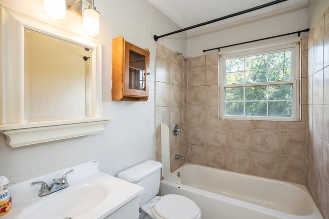 Building Photo - Two Bedroom Home