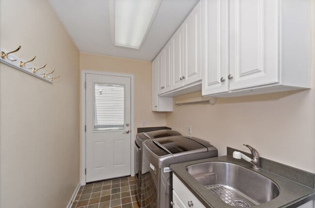 Building Photo - 933 Shambliss Ln