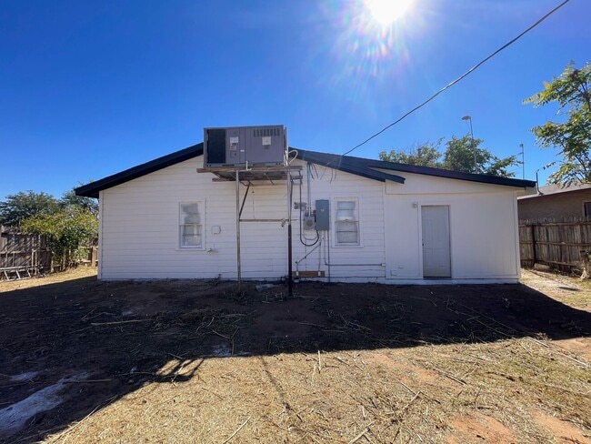 Building Photo - Modern Comfort Meets Classic Charm – Fresh-Renovated 3-Bed Home in Lamesa