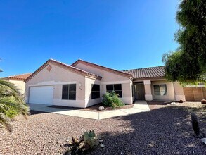 Building Photo - Large 2 Bedroom Home off the Parkway!