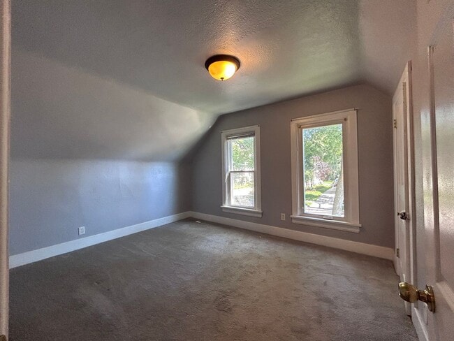 Building Photo - 3 Bed 2 Bath Single Family Home