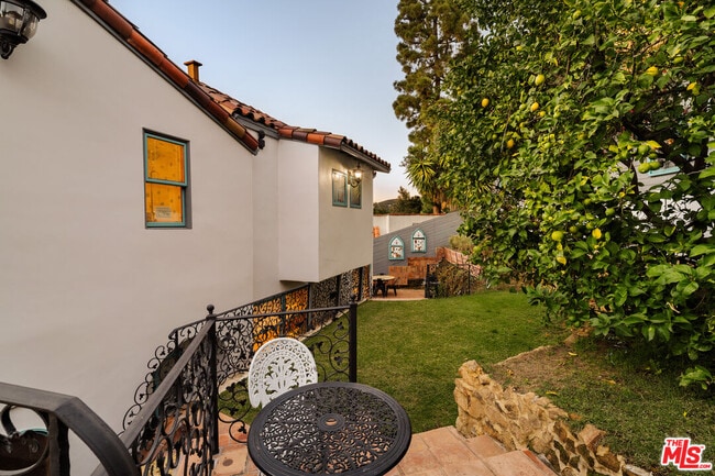 Building Photo - 2002 N Las Palmas Ave