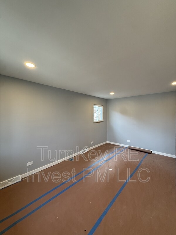 Building Photo - 7732 S Lotus Ave