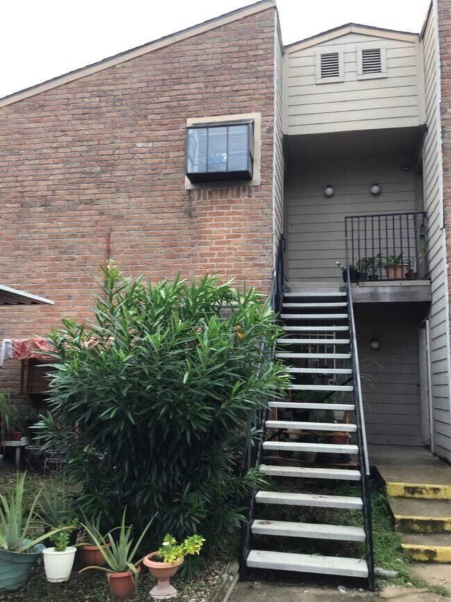 Building Photo - 10603 S Wilcrest Dr