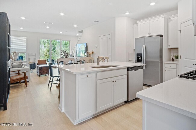 Building Photo - 531 Brandon Lks Dr