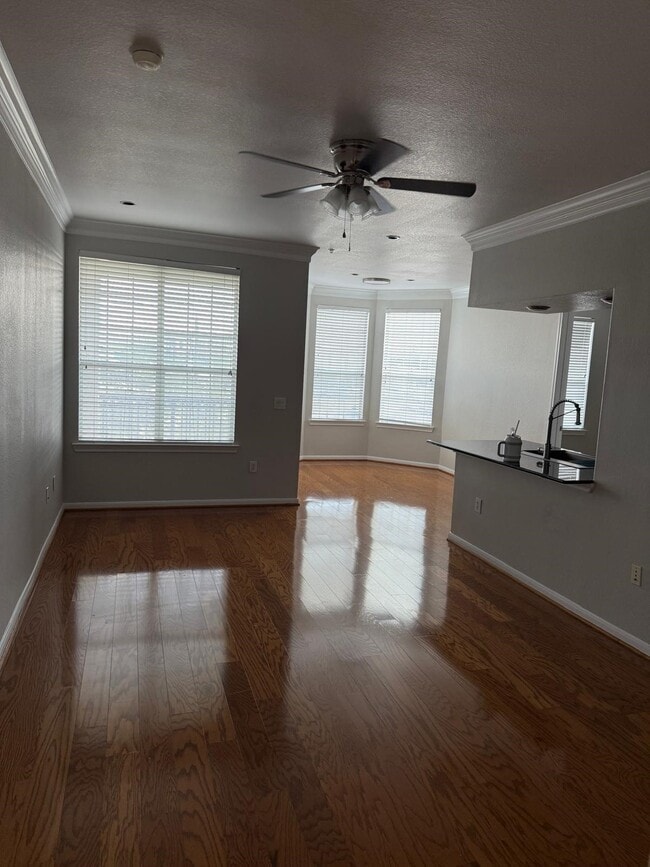 Building Photo - 7575 Kirby Dr