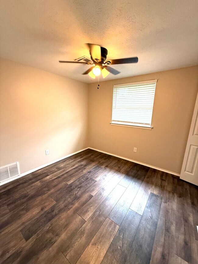 Building Photo - 224 Lilac Dr