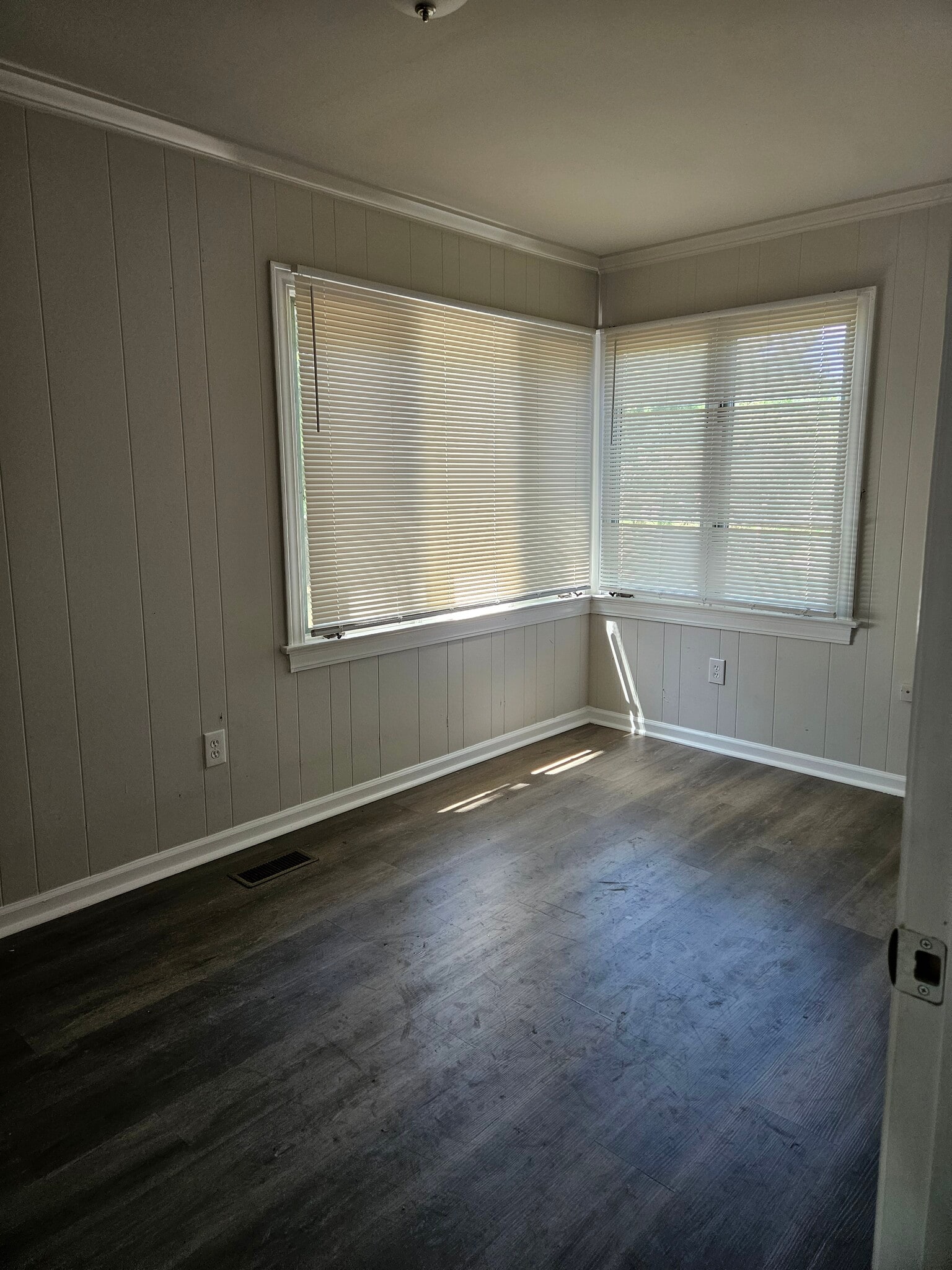 Building Photo - 108 E Main St