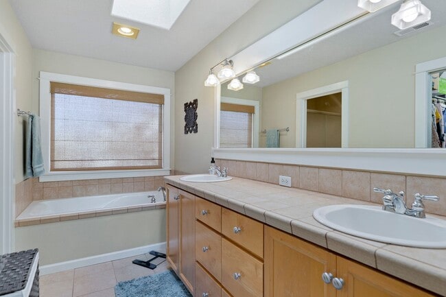 Building Photo - Lovely 4 bedroom home with neighborhood pool