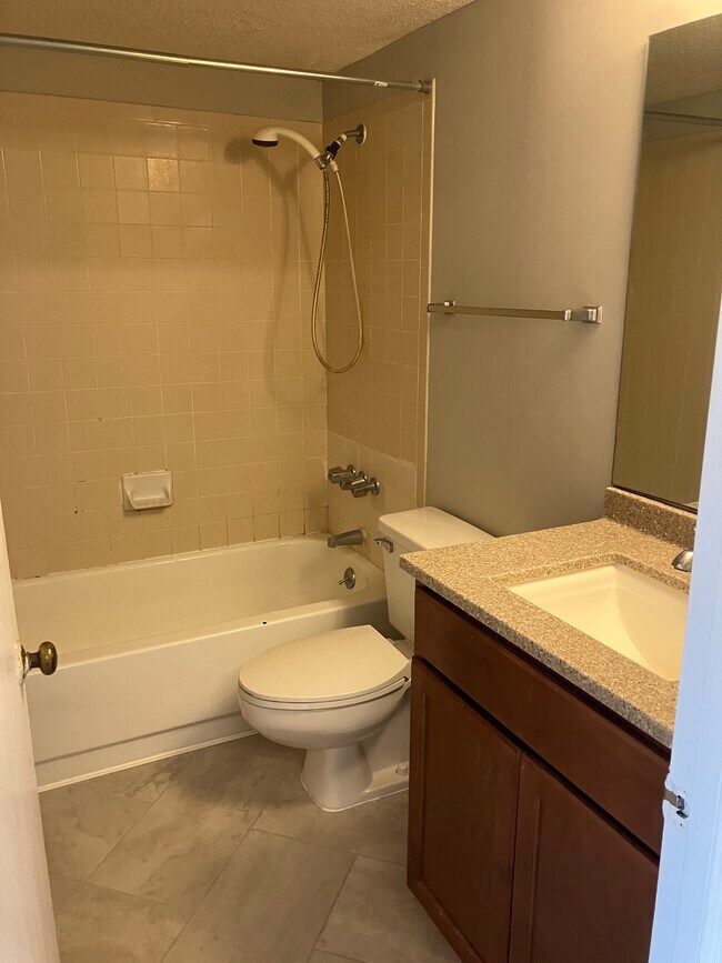 Building Photo - 1600 Park Cir