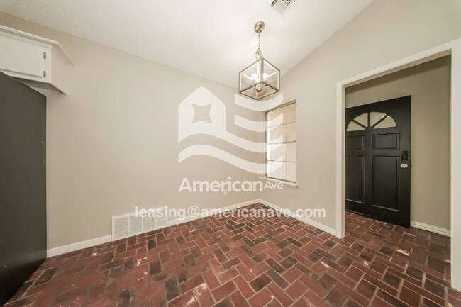 Building Photo - 920 W Idylwild Dr