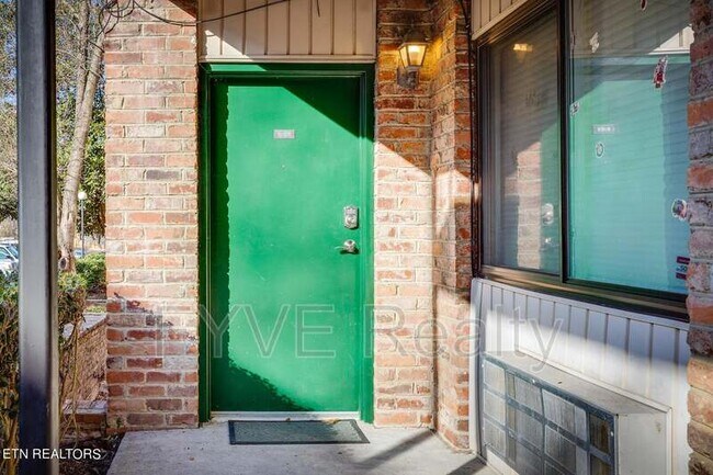 Building Photo - 2718 Painter Ave SW