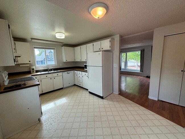 Building Photo - 2 bedroom duplex / Washer& Dryer in unit / Fuel included