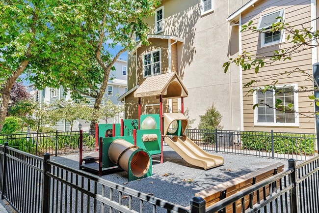 Building Photo - 1,331 sq ft with 2 on-suite bedrooms and o...