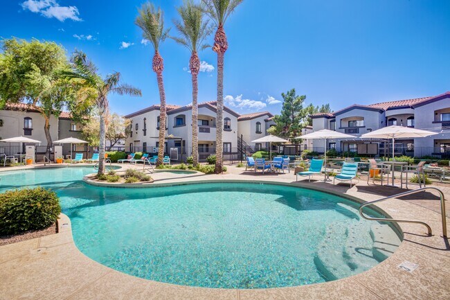 Resort Style Pool & Sun Deck - Estrella Gateway