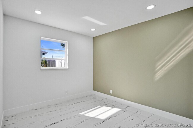 Building Photo - 1437 SW 1st Ave