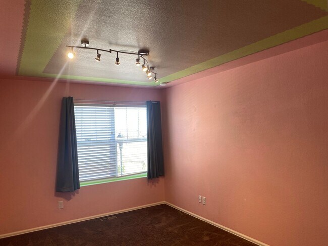 Building Photo - Charming, 3 story, 4 bed/3 bath on Corner Lot!