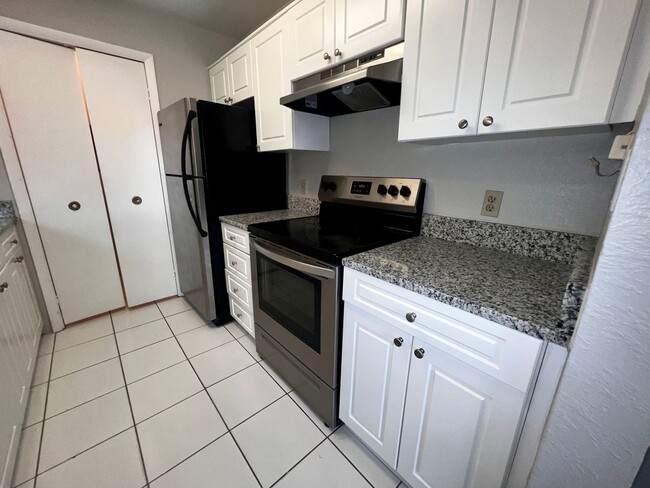 Building Photo - 3/2 Regency Gardens 1st Floor Condo with N...