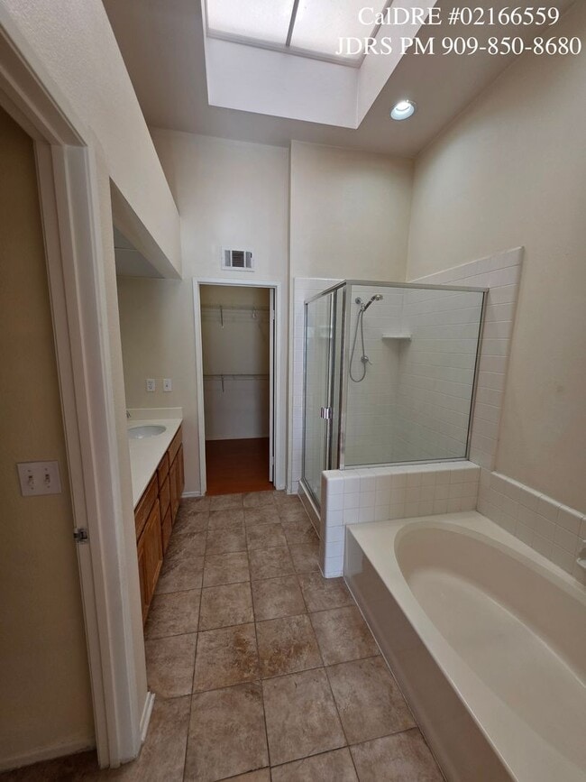 Building Photo - Ontario 3 Bedroom Condo