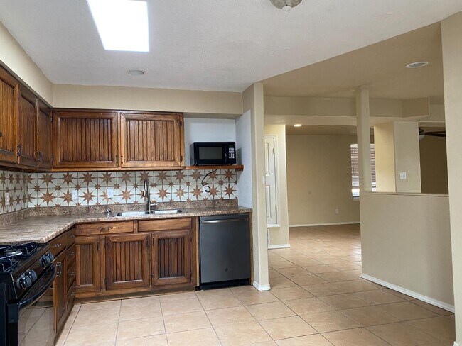 Building Photo - 2300 Stevens Dr NE
