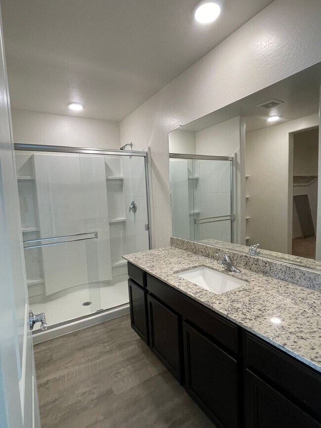 Building Photo - Spacious New-Build Family Home!