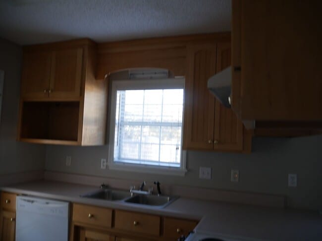 Building Photo - Three bedroom!