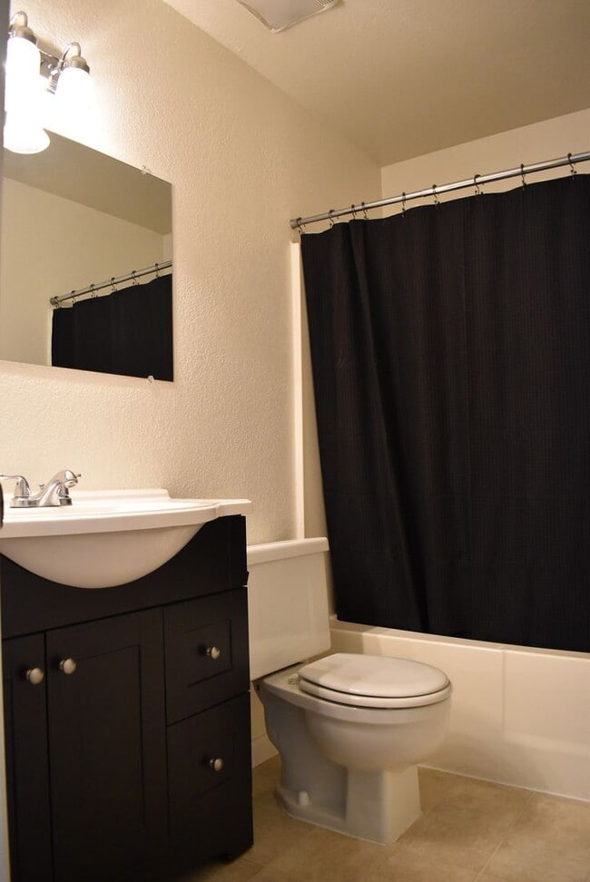 Building Photo - Tastefully updated home close to shopping and remodeled elementary school!