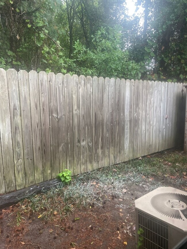 Building Photo - 2/1 ptisd Available for immediate Move in