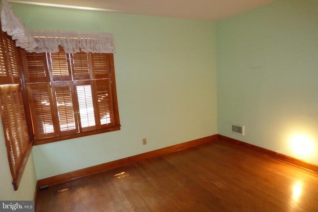 Building Photo - 430 Moul Ave