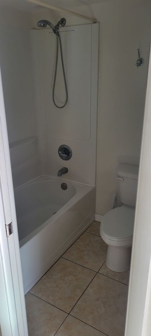 Building Photo - Furnished or Unfurnished 1 Bed Steps from Mad Beach